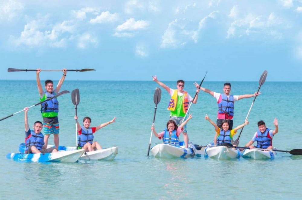 Hòn Rơm - Du khách có thể tham gia các hoạt động như câu cá, chèo thuyền kayak